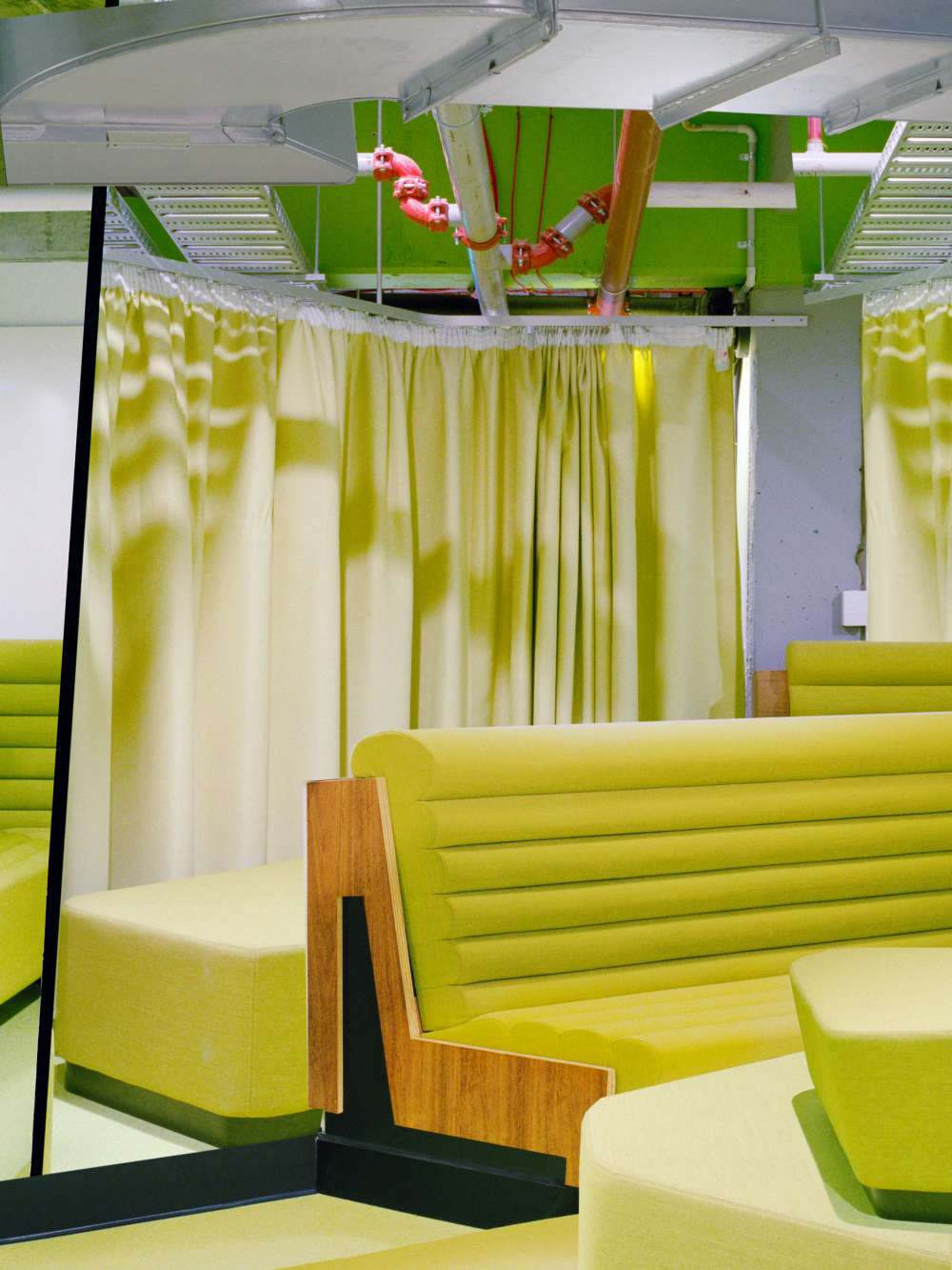 The Green Lounge, 2020 (Fine Art Pigment Print, framed, 60 x 45 cm)